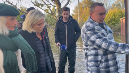 Marine Le Pen est à Guînes avec Christine Engrand.