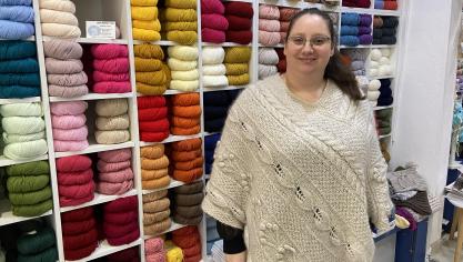 Pour Laurie Vigreux, n’importe qui peut se lancer dans le tricot ou le crochet et confectionner des habits uniques et durables.