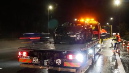 La voiture a percuté le terre plein centrale après avoir été percuté à l’arrière.