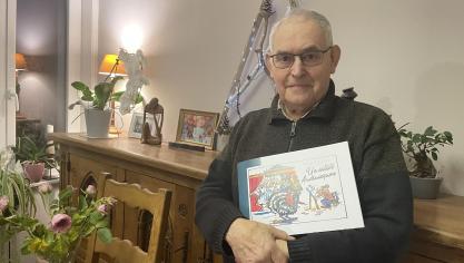 Jean-Paul Empisse, président de l'association Mémoires d'Audruicq, présente le livre consacré aux œuvres de Pierre Coolos.