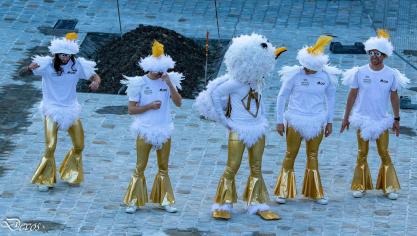 Super Moumou, ici avec son groupe, a sorti un clip depuis son passage sur M6.