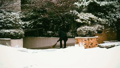 Cette opération s’effectue jusqu’à la limite du trottoir, et sans obstruer les bouches d’égout pour permettre l’écoulement des eaux.
