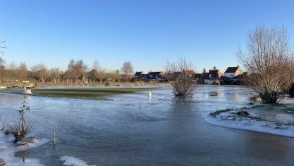 Le gel représente un problème aussi bien sur les routes inondées que dans les maisons touchées par les eaux.