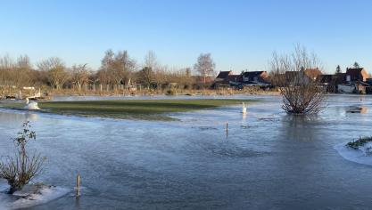 Le gel représente un problème aussi bien sur les routes inondées que dans les maisons touchées par les eaux.