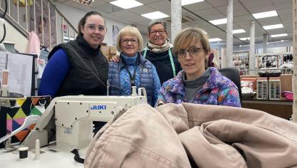 Trecy, Cathy, Annick et Virginie (devant) travaillent à TTC 2000 qui a adhéré au dispositif bonus réparation textile.