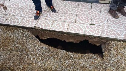 L'affaissement gagne les habitations proches.