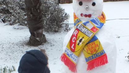 Ce jeune enfant nous rappelle déjà son amour pour le RC Lens avec son bonhomme de neige !