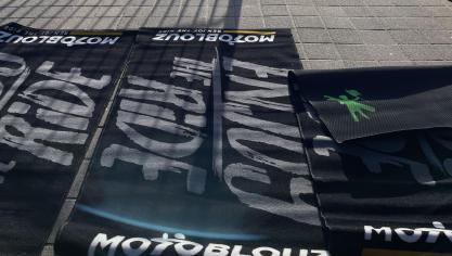 70 tapis sont installés dans la zone des motos cassées