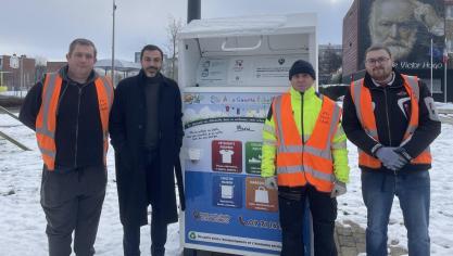 Hakim Elazouzi et les membres de l’association Habitat et Insertion ont récolté cinq tonnes de textiles à Béthune depuis octobre 2023.