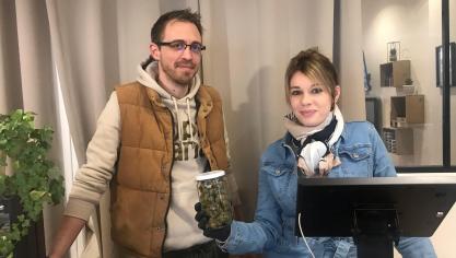 Olivier Bourré et sa vendeuse Cynthia dans leur nouvelle boutique de la rue Royale.