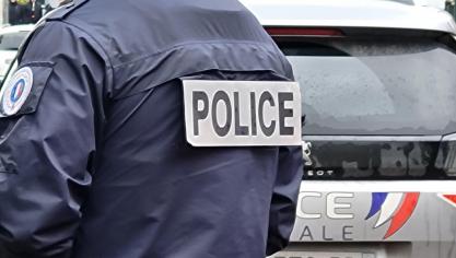 La police a attrapé l’homme en flagrant délit.