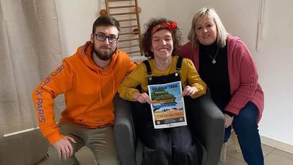 La jeune Eva pose avec Anne Lefebvre, porte-parole de l’association.