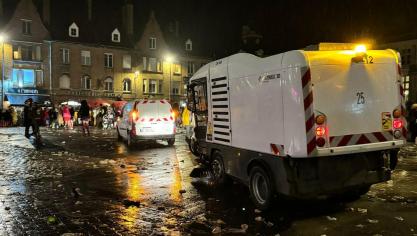 Le nettoyage de la ville par les agents communaux a commencé dimanche soir, après la bande. Il continue ce lundi 11 mars et toute la semaine.