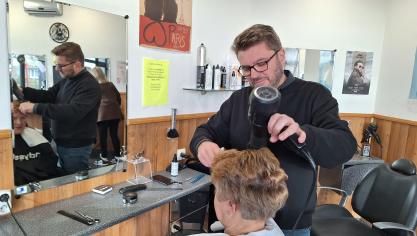 Depuis 1999, Fabrice Lefebvre est coiffeur à Mazingarbe. 25 ans plus tard, il garde la même passion.