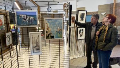 Les visiteurs ont pris le temps d’admirer les tableaux.