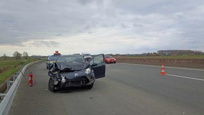 Deux voitures ont été impliquées dans l’accident de la route.
