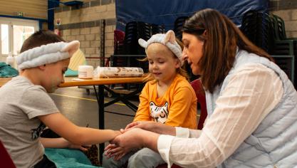 Plusieurs ateliers étaient proposés à Brouckerque, dont celui des soins bien-être à réaliser avec les enfants.