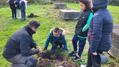 Eden 62 a appris aux plus jeunes à planter des arbres.