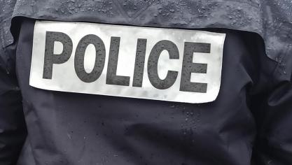 L’interpellation de l’auteur des faits a été réalisée par la police, permettant l’accès des secours aux victimes.