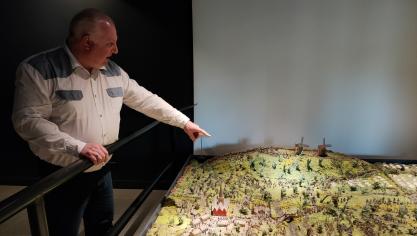 Luc Trassaert devant la grande maquette de la Bataille de 1677 présentée par la Maison de la Bataille 1677 à Noordpeene.