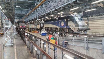 Dans le bâtiment de maintenance F46, où passe chaque train d’Eurotunnel une fois tous les quarante-quatre jours.