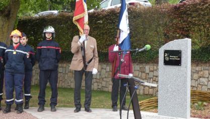 Porte-drapeaux et jeunes sapeurs-pompiers étaient présents.