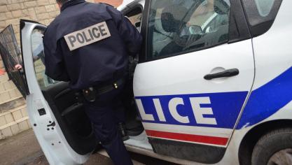 En se rendant compte de l’état de sa patiente, l’infirmière a appelé la police.