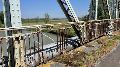 Rongé par la rouille, aussi bien au-dessus, comme en dessous, le pont du Dieppe Straete à Brouckerque est fermé à la circulation.