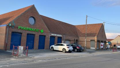 Après quelques travaux, le local de matériel médical et la pharmacie ne forment désormais plus qu’une seule et même entité.