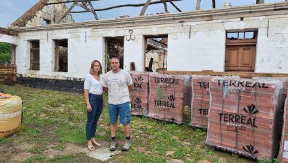 Victime d’une arnaque, la famille Demey garde l’espoir de concrétiser leur projet de vie.