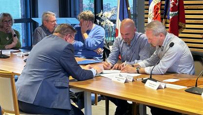 signature du bail avec le notaire entre Grégory Foucault et Jonathan Monpays.