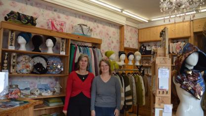 Dorothée Amarab et Sabrina Duflos, deux adhérentes de l’association, dans la boutique située à Guînes