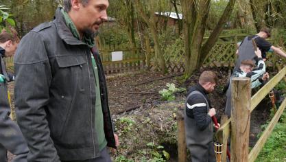 Ludwig Zoonekynd, président du parc pédagogique du Marais de Guînes, accueille des jeunes de la Spirale qui participent à des travaux de rénovations des fossés, un an après les inondations.