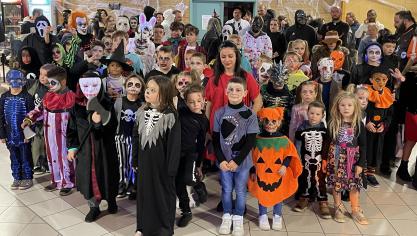 Les enfants se sont réunis avant de défiler dans les rues.