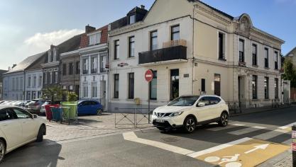 Le nouveau croisement entre la place et la rue de Cassel créé de la confusion chez les automobilistes.