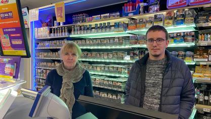 Nicolas et sa mère, Marie-Astrid, un duo complice du « Carré d’As », aujourd’hui en lice pour le Trophée des buralistes.