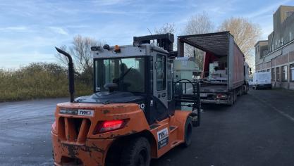 Plusieurs sociétés de déménagement et de transport étaient présentes pour enlever les machines.