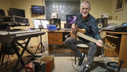 Christian Kubiak dans son studio de Farbus, se prépare à fêter cinquante ans de scène et de mariage du folklore polonais et de la variété.