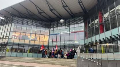 Rassemblement animé devant l’hôtel de ville de Coudekerque-Branche contre la conférence sur le wokisme menée par Éric Naulleau.