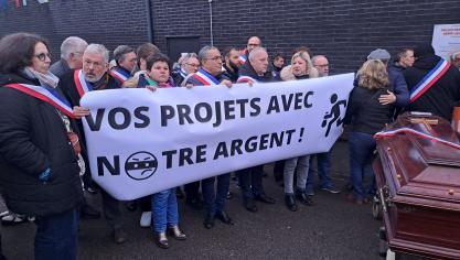 Des élus de l’agglomération Lens-Liévin ont protesté pacifiquement à Béthune.
