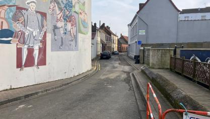 La rue du Bassin est déjà en travaux, Enedis change des câbles basse tension.