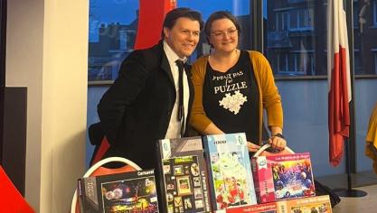 David Bailleul, maire de Coudekerque-Branche, et Gabrielle Staelen, présidente de l’association, avec les 10 puzzles à l’effigie de la ville.