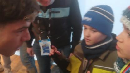 Théo et Hugo, deux jeunes Marckois, ont retrouvé la montre de Wout Van Aert dans la terre de Liévin, champion de cyclo-cross, avant de lui rendre.