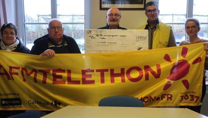 Le vendredi 31 janvier, les membres de l’association Solidaires toujours et le maire de Brouckerque ont remis un chèque au correspondant AFM Téléthon du secteur 59.