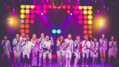 La Revue se joue pendant 3 mois, chaque week-end de février à avril. Si le spectacle attire des Nordistes, il séduit également au-delà ! Parmi les spectateurs, on compte des résidents des Hauts-de-France, de Nouvelle-Aquitaine, d’Île-de-France…