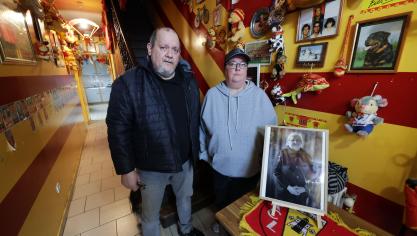 Antoine Dupuis, ici avec sa sœur Dorothée, va pouvoir faire vivre la maison de Mémé Yvette, leur maman décédée l’année dernière.