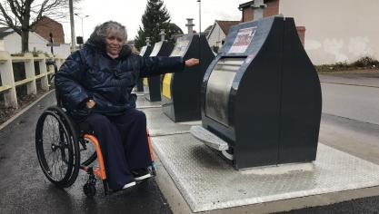 En 2024, Marianne Bleitrach, qui vit rue du Chemin-Vert au centre-ville, posait devant des bornes fraîchement installées.