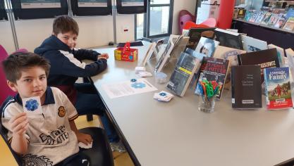Lucas et William ont colorié leur bleuet