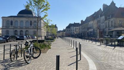 Une partie de la Place est rendue piétonne.