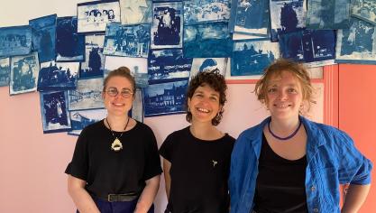 Chloé Guilleman, Daphnée Linardos et Margot Bricout ont présenté le fruit de leur action à la médiathèque de Guînes.